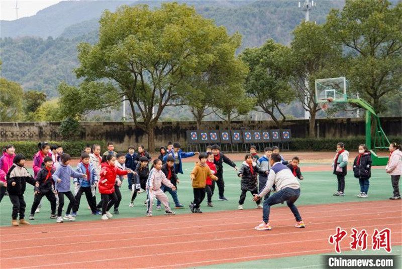 Les jeunes revitalisent la tradition de la danse du lion en Chine orientale