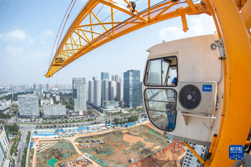 Des ? danseuses en hauteur ? sur un chantier à Wuhan