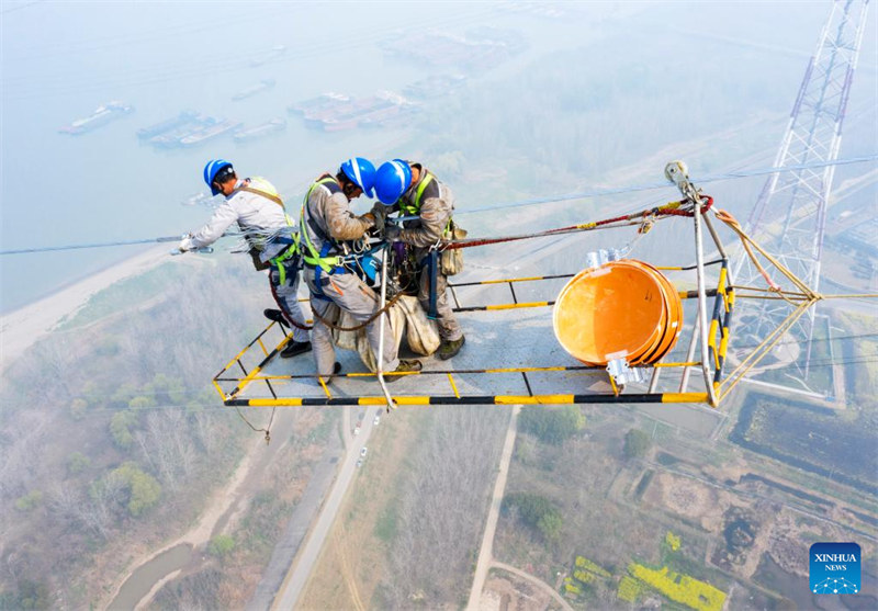 La section de l'Anhui de la ligne de transport d'électricité Baihetan-Jiangsu achevée