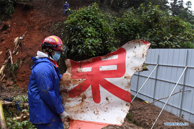 Chine : des morceaux de moteur de l'avion écrasé retrouvés