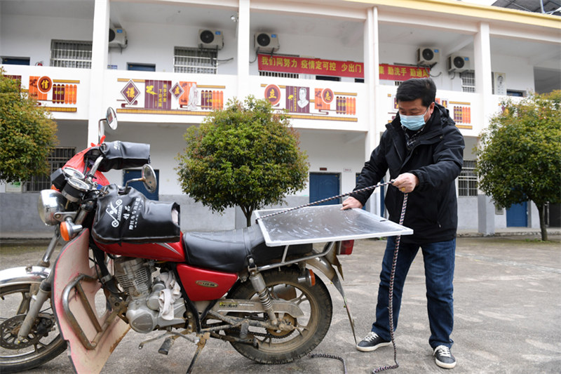 Jiangxi : un enseignant ? donne des cours ? à moto dans les régions montagneuses de Fengcheng