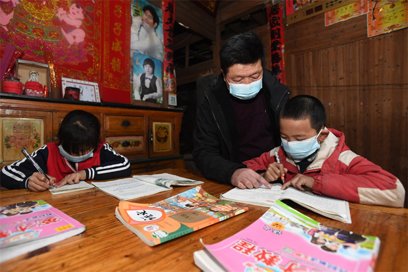 Jiangxi : un enseignant ? donne des cours ? à moto dans les régions montagneuses de Fengcheng