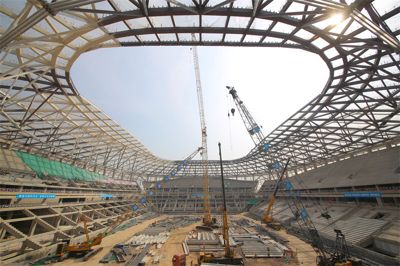 Shandong : la construction du stade de football des jeunes bat son plein à Qingdao