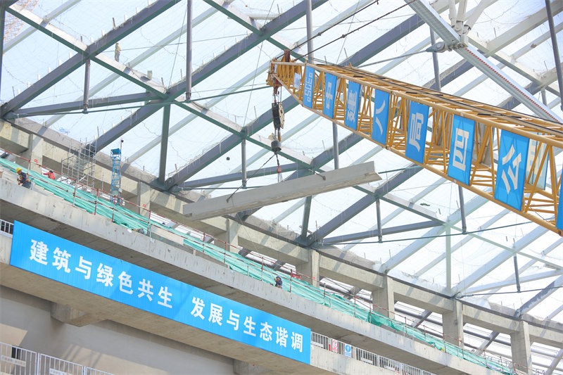 Shandong : la construction du stade de football des jeunes bat son plein à Qingdao