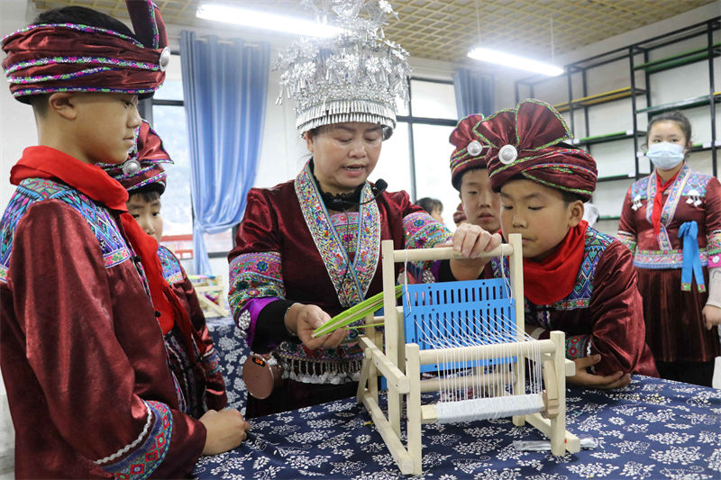 Guangxi : des élèves apprennent des techniques de brocart à Liuzhou