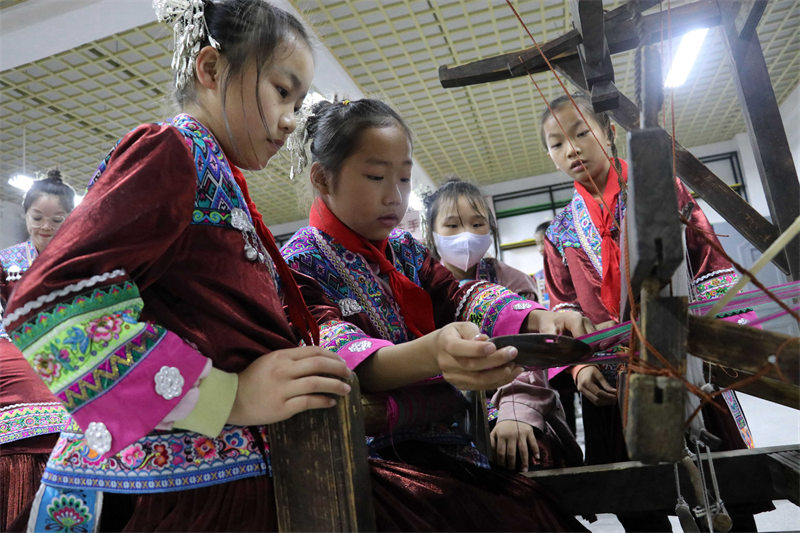 Guangxi : des élèves apprennent des techniques de brocart à Liuzhou