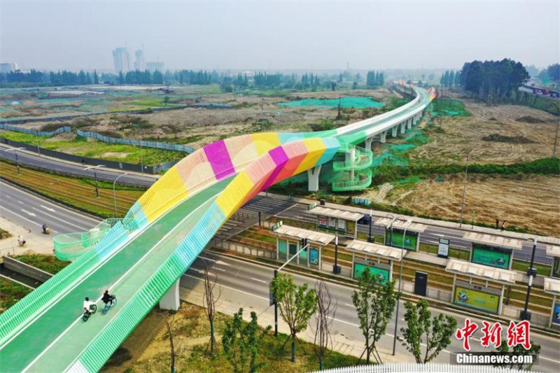 Sichuan : un pont nouvellement construit à Chengdu attire les visiteurs