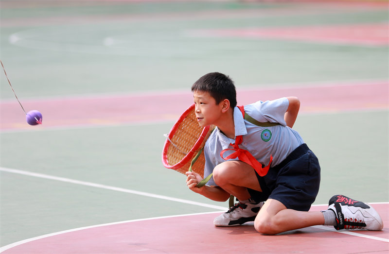 Guangxi : les sports typiques entrent sur le campus à Gongcheng