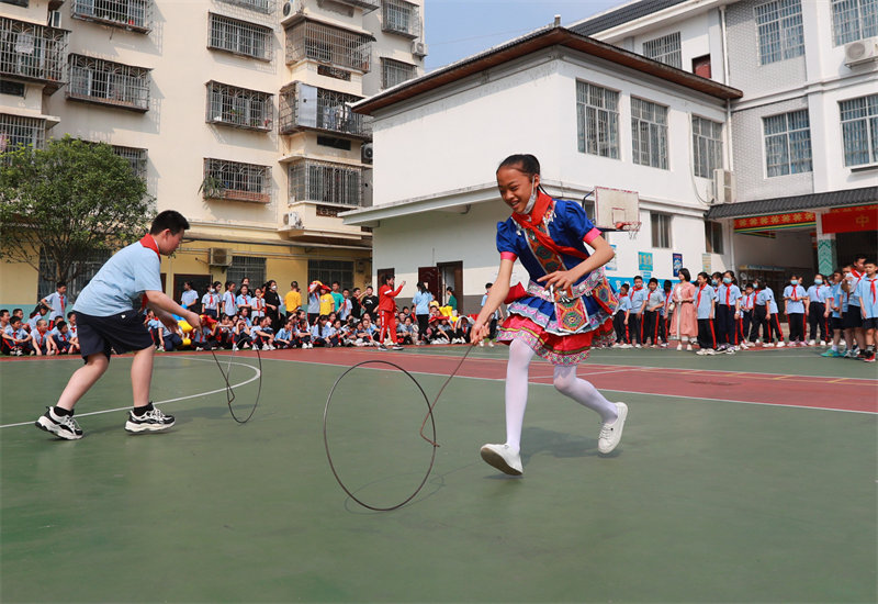 Guangxi : les sports typiques entrent sur le campus à Gongcheng