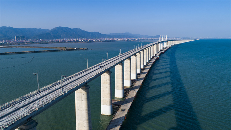 Fujian : la construction de la voie sans ballast du pont de la baie de Meizhou est achevée