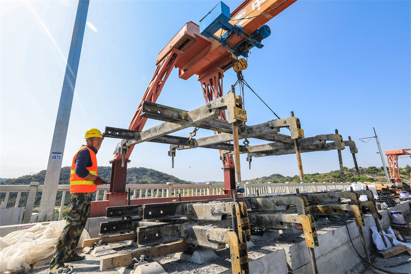 Fujian : la construction de la voie sans ballast du pont de la baie de Meizhou est achevée