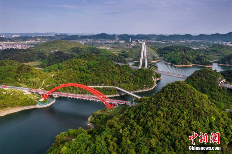 Le premier pont routier ? en anse de panier ? de la province du Guizhou a remporté le ? prix Nobel des ponts ?   