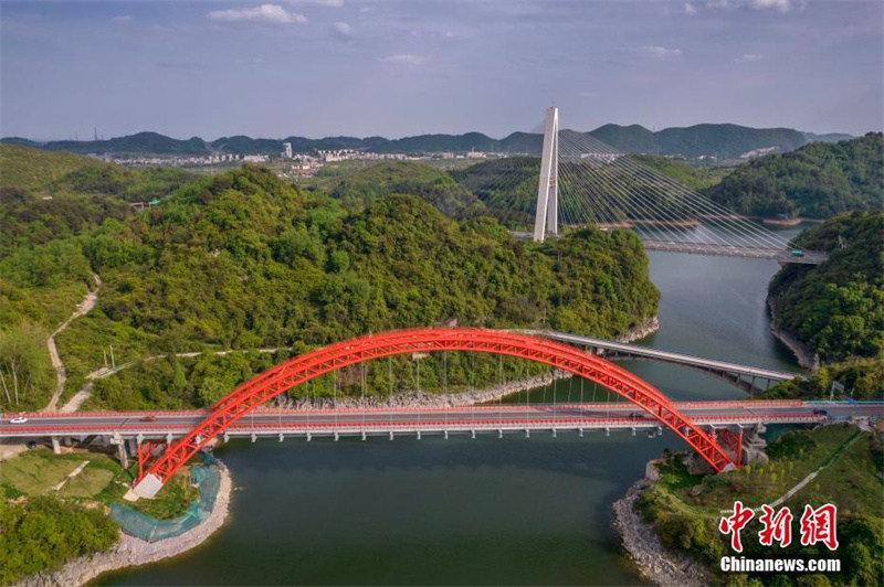 Le premier pont routier ? en anse de panier ? de la province du Guizhou a remporté le ? prix Nobel des ponts ?   