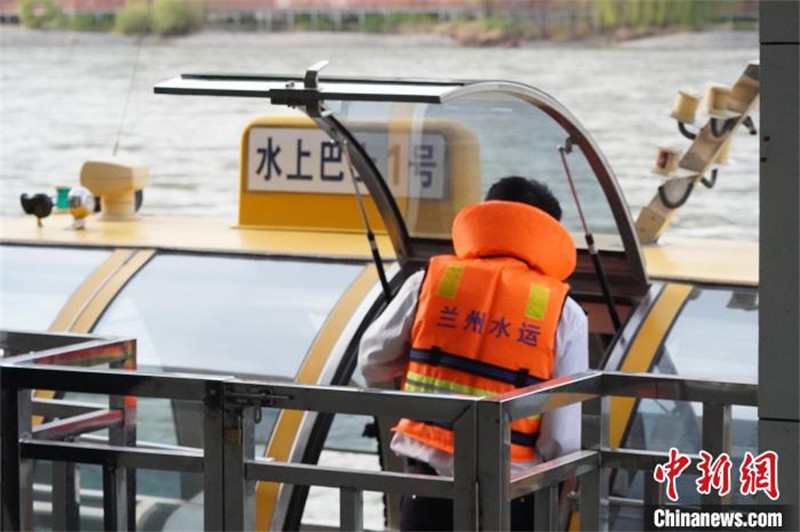 Lanzhou : des ? bateau-bus ? reprennent la navigation pour soulager les transports terrestres