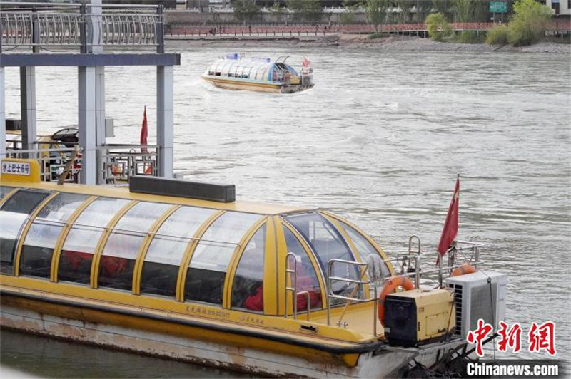 Lanzhou : des ? bateau-bus ? reprennent la navigation pour soulager les transports terrestres