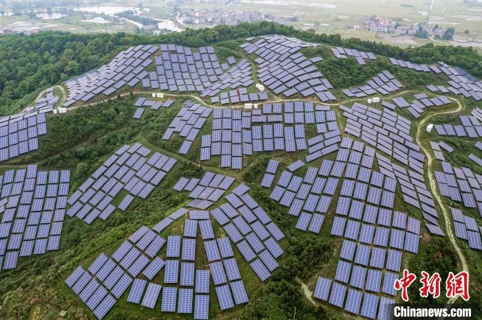 Jiangxi : la vue spectaculaire de panneaux photovolta?ques couvrant des collines rurales comme une armure