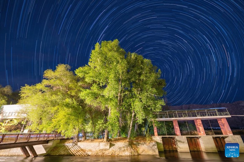 Tibet : les tra?nées d'étoiles au-dessus du Palais du Potala à Lhassa