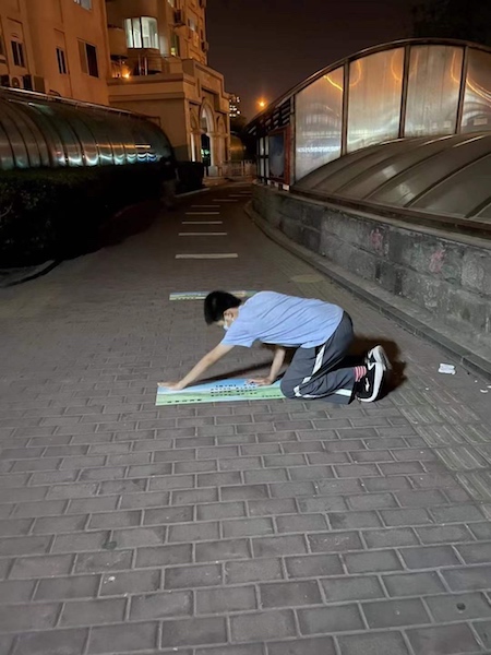 A Beijing, on fait la queue pour un test de dépistage en lisant des poèmes