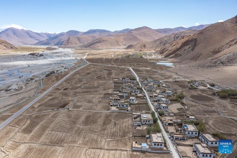 Les travaux agricoles de printemps commencent dans la commune administrative la plus proche du mont Qomolangma