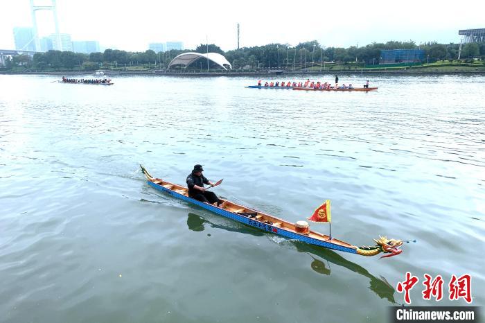 Fujian : à l'approche de la Fête des Bateaux-Dragons, l'activité de courses de bateaux-dragon augmente