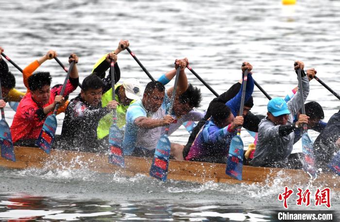 Fujian : à l'approche de la Fête des Bateaux-Dragons, l'activité de courses de bateaux-dragon augmente