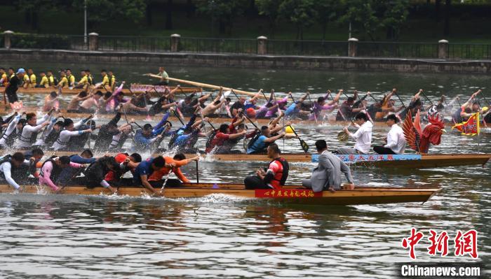 Fujian : à l'approche de la Fête des Bateaux-Dragons, l'activité de courses de bateaux-dragon augmente