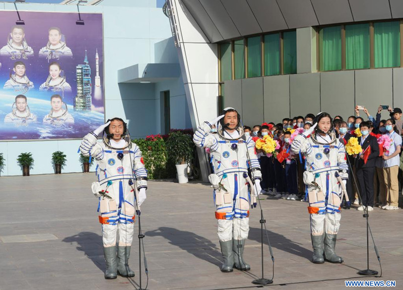 Cérémonie d'au revoir pour les trois astronautes chinois de la mission Shenzhou-14