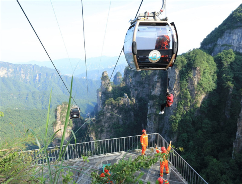 Hunan : des contr?les de sécurité des cables et des exercices de sauvetage à Zhangjiajie