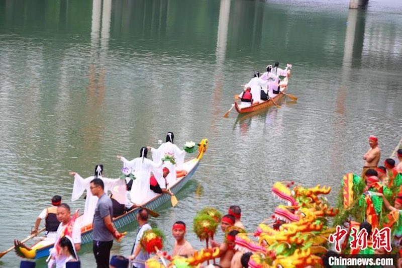 Guizhou : le patrimoine culturel immatériel de la danse du dragon attire les touristes à Pingtang