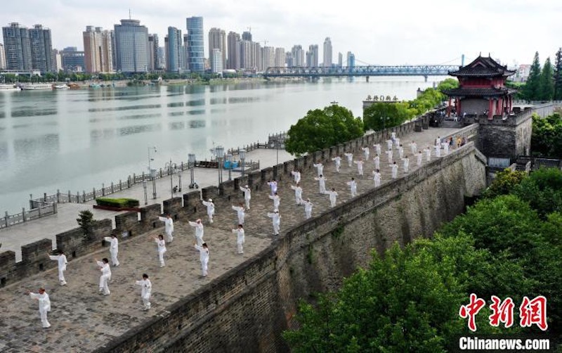 Hubei : la pratique du Ta?-chi-chuan sur les remparts de la vieille ville de Xiangyang