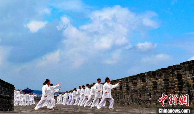 Hubei : la pratique du Ta?-chi-chuan sur les remparts de la vieille ville de Xiangyang