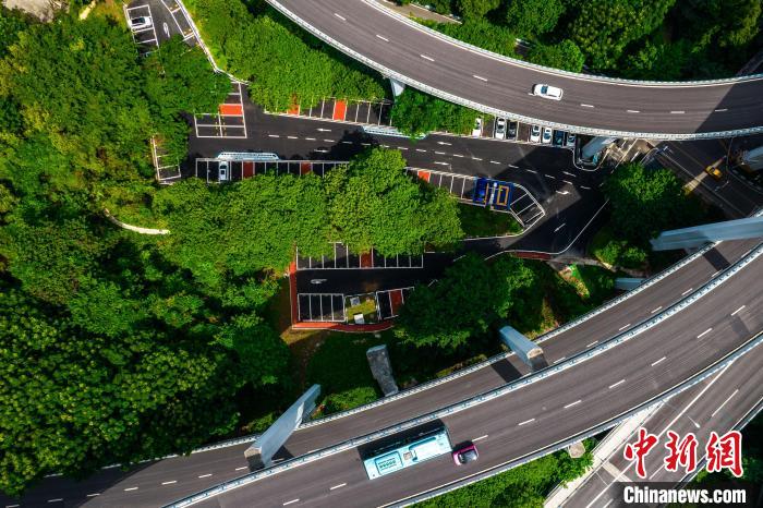 à Chongqing, un terrain vacant sous un pont a été transformé en parking