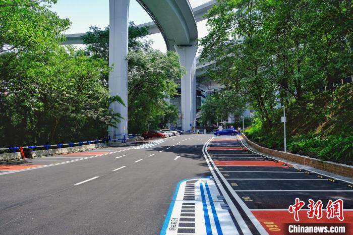 à Chongqing, un terrain vacant sous un pont a été transformé en parking