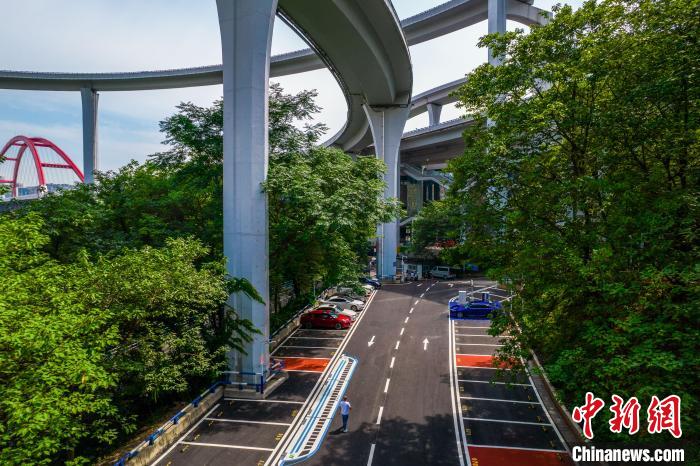 à Chongqing, un terrain vacant sous un pont a été transformé en parking