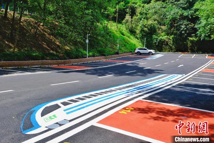 à Chongqing, un terrain vacant sous un pont a été transformé en parking