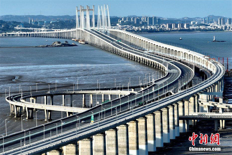 Fujian : les travaux des rails sans ballast du premier pont ferroviaire à grande vitesse de Chine enjambant la baie de Quanzhou achevés