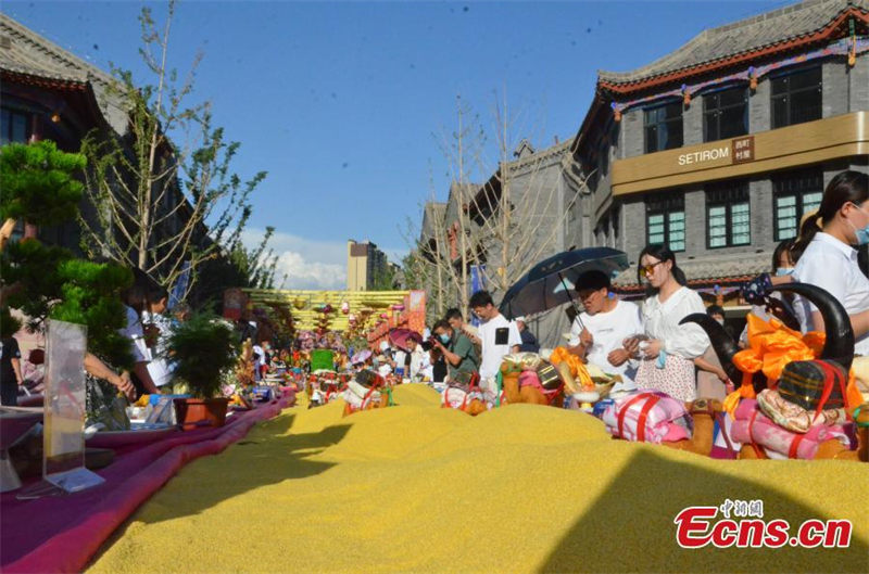 Gansu : un banquet de 45 mètres de long préparé pour le Festival de la gastronomie de Lanzhou