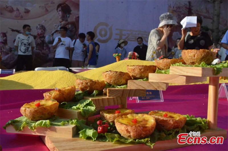 Gansu : un banquet de 45 mètres de long préparé pour le Festival de la gastronomie de Lanzhou