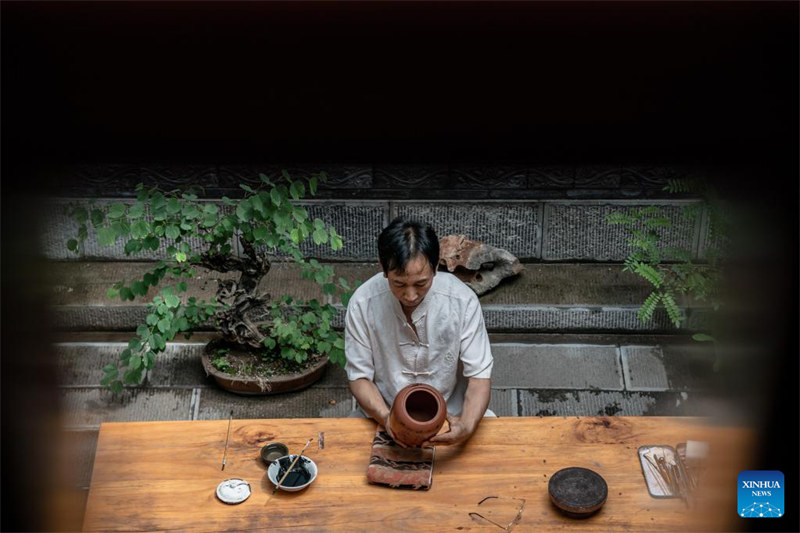 Un artisan fait rayonner les techniques traditionnelles de fabrication de poteries