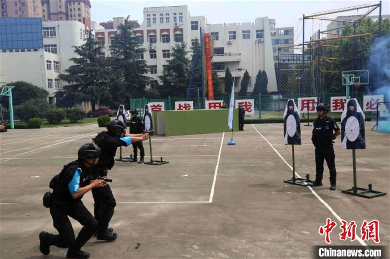 Shandong : la ? Journée portes ouvertes du camp de police ? attire plus de 100 personnes à Qingdao