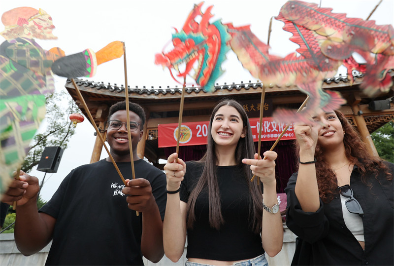 Zhejiang : des étudiants étrangers go?tent au charme du théatre d'ombres chinoises de Deqing