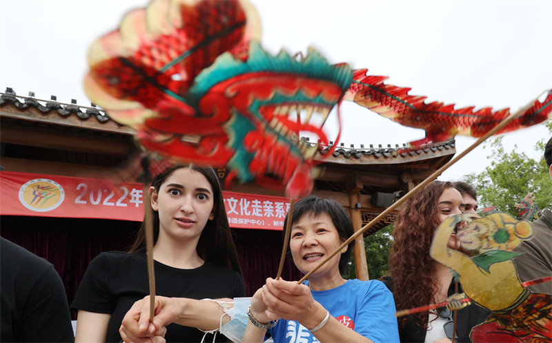 Zhejiang : des étudiants étrangers go?tent au charme du théatre d'ombres chinoises de Deqing