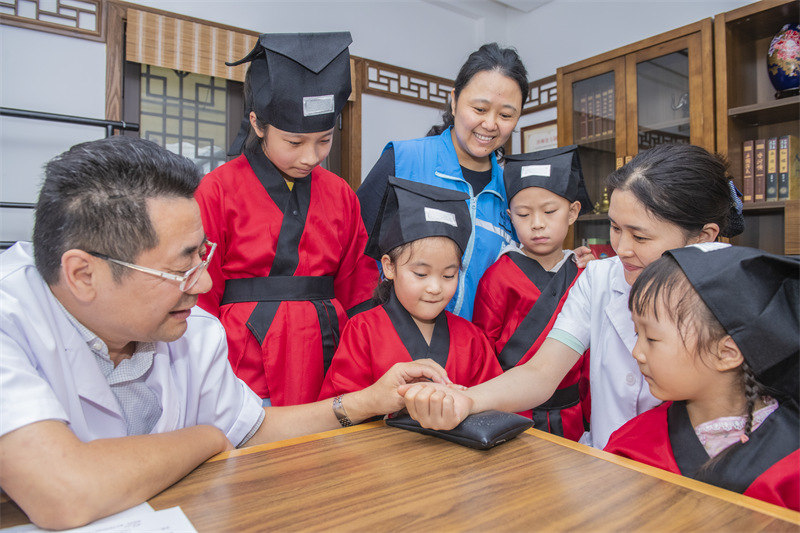 Jiangsu : conna?tre les médicaments traditionnels chinois et apprendre la médecine traditionnelle chinoise