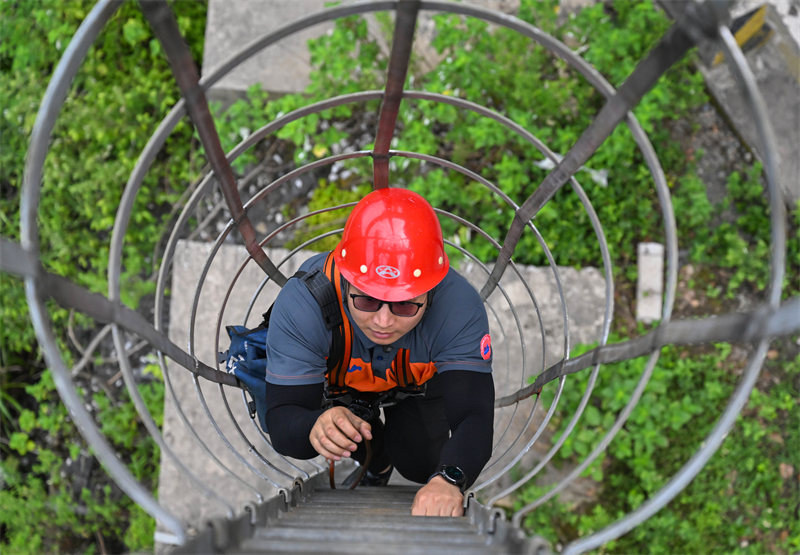 Hunan : des ? médecins des cables ? sur les nuages à Zhangjiajie