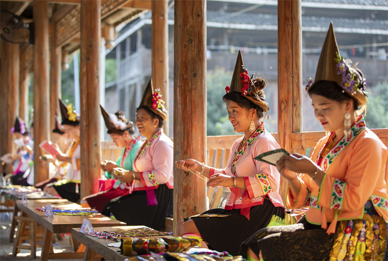 Guizhou : un concours de broderie artisanale à Congjiang