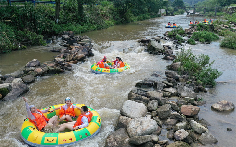 Jiangxi : faire du rafting dans des torrents de montagne pour profiter de la fra?cheur