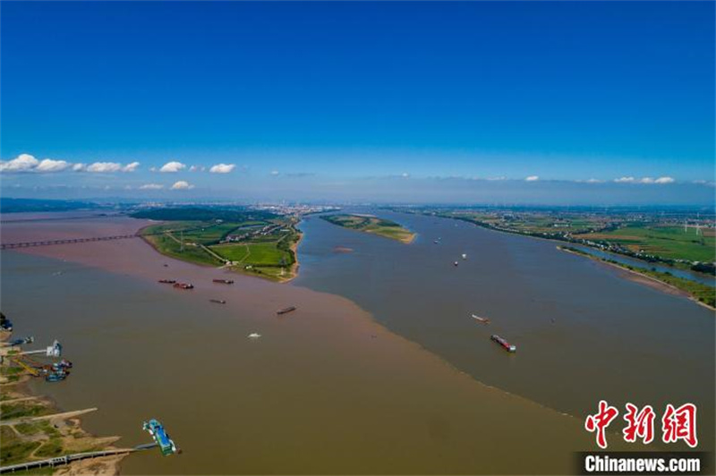 Jiangxi : un paysage des ? eaux en deux couleurs ? à l'intersection du lac Poyang et du fleuve Yangtsé