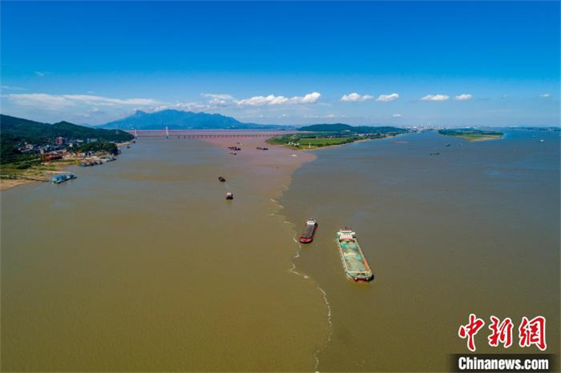 Jiangxi : un paysage des ? eaux en deux couleurs ? à l'intersection du lac Poyang et du fleuve Yangtsé