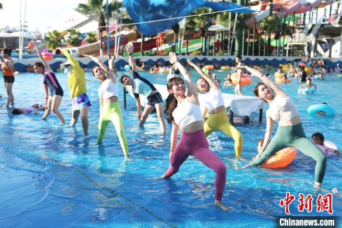 Chongqing : grace à la Journée nationale du fitness, des habitants pratiquent des activités amusantes dans l'eau pour fuir les chaleurs de l'été