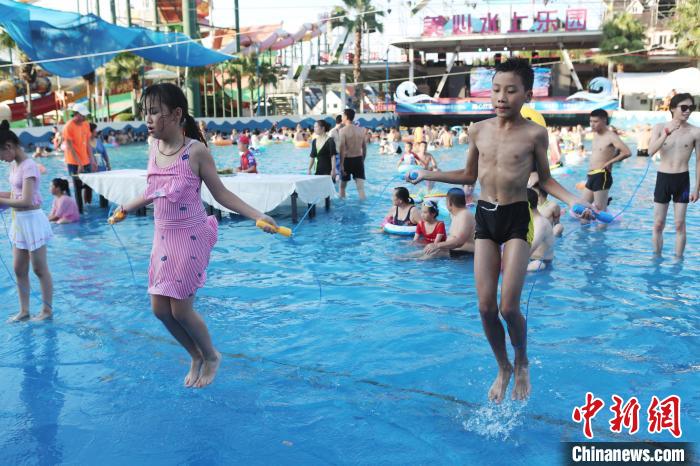 Chongqing : grace à la Journée nationale du fitness, des habitants pratiquent des activités amusantes dans l'eau pour fuir les chaleurs de l'été